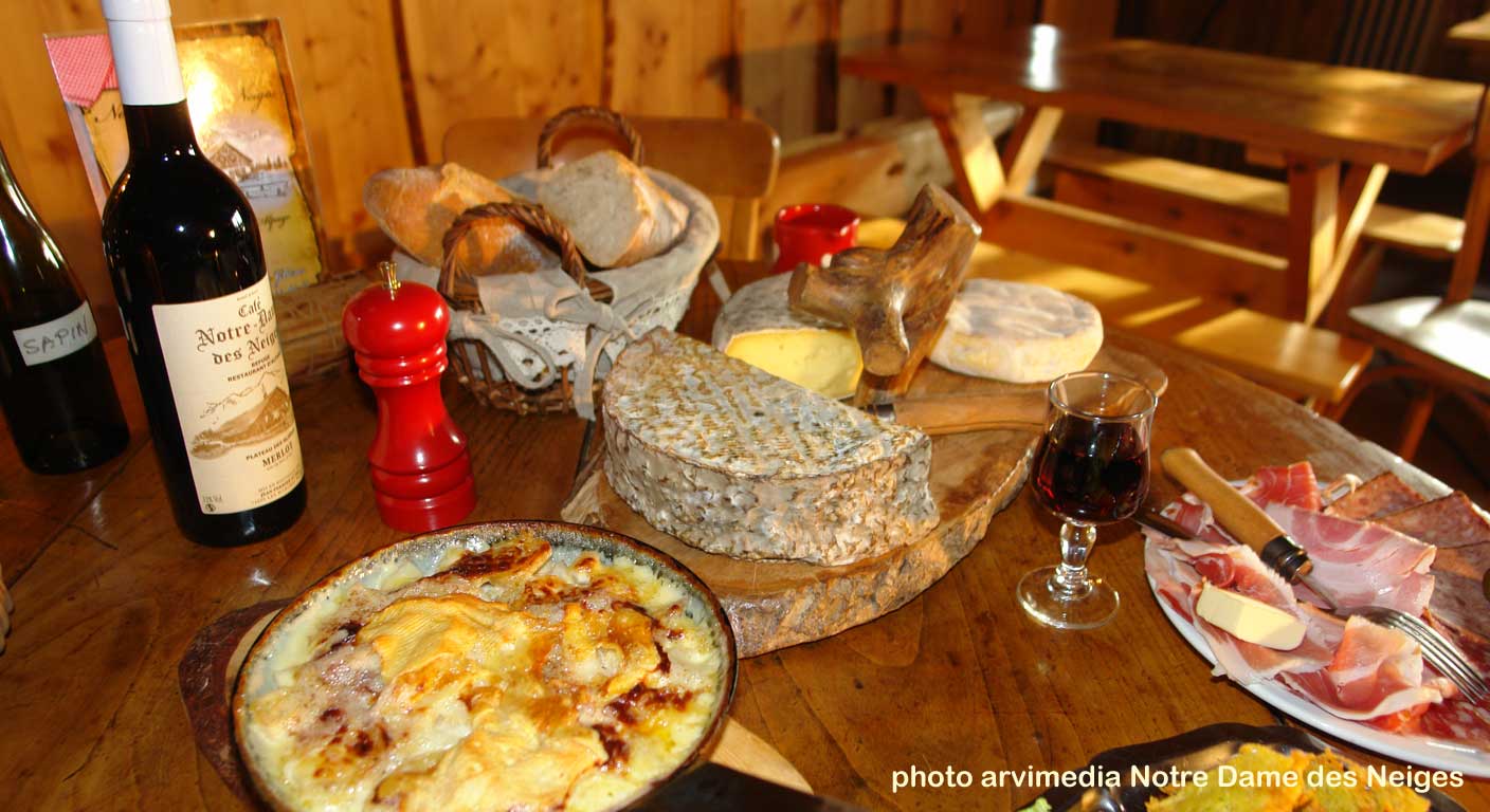 restaurant de spécialités savoyardes à base de fromage du plateau des Glières tomme reblochon pain de campagne