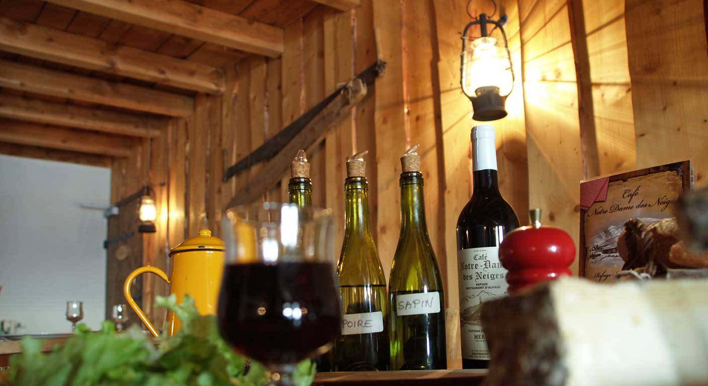 restaurant Notre Dame des Neiges vous pourrez vous régaler d'un bon repas montagnard à base de charcuterie fromage beignets de pomme de terre