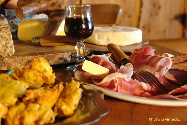 Repas du montagnard Gite Notre Dame des Neige Le repas des montagnards, rien de tel après une bonne rando... Restaurant situé sur le plateau des Glières en Haute Savoie arvimedia