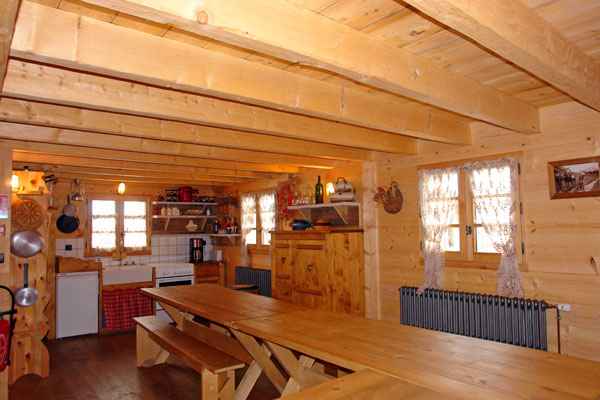 Cuisine réfectoire du gîte location gestion libre Le repas des montagnards, rien de tel après une bonne rando... Restaurant situé sur le plateau des Glières en Haute Savoie arvimedia