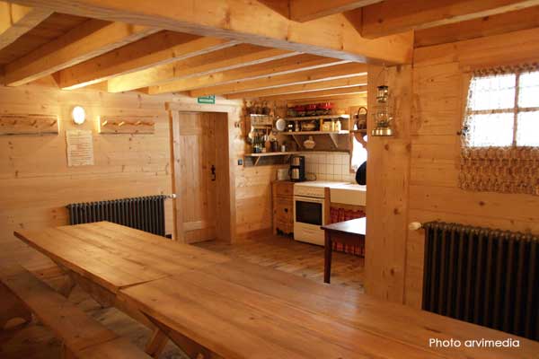 Salle à manger du gîte refuge Notre Dame des Neiges grande salle à manger cuisine entièrement équipée, possibilité de petits déjeuners le matin