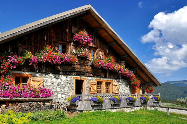 Refuge de montagne plateau des Glières grands dortoirs refuge situé sur le plateau des glières à 1450 mètres d'altitude