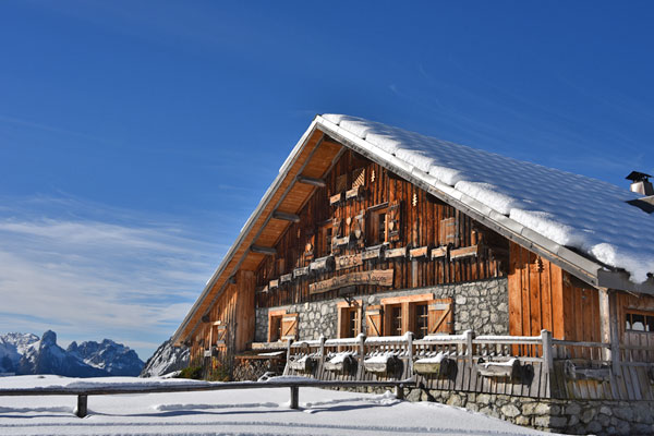 Chalet refuge plateau des Glières Le chalet se situe sur le parcours de ski de fond du plateau des Glières