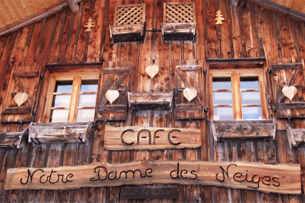 Chalet refuge plateau des Glières Le chalet se situe sur le parcours de ski de fond du plateau des Glières